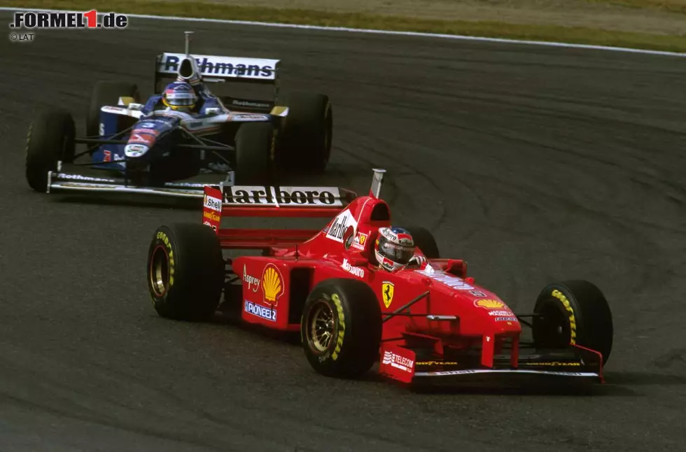 Foto zur News: 1997: Williams-Pilot Jacques Villeneuve hat nach neun von 17 Rennen der Saison vier Punkte Rückstand auf Ferrari-Pilot Michael Schumacher, was einem prozentualen Rückstand von neun Prozent entspricht. Als nach 17 Saisonrennen abgerechnet wird, hat Villeneuve drei Punkte Vorsprung auf Schumacher. Dass dem Deutschen für das Foul beim Saisonfinale in Jerez de la Frontera rückwirkend alle Punkte aberkannt werden, tut bezüglich der von Villeneuve hingelegten Aufholjagd nichts zur Sache.