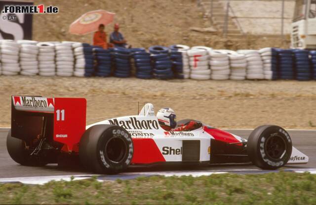 Foto zur News: #10 Alain Prost 156 Runden (Portugal, Spanien und Japan 1988): Beim Grand Prix von Portugal 1988 in Estoril steht Alain Prost (McLaren) auf der Pole-Position, doch die erste Führungsrunde im Rennen geht an seinen von Position zwei gestarteten Teamkollegen Ayrton Senna. In der zweiten Runde übernimmt der Franzose die Spitze und gibt sie bis ins Ziel nicht mehr ab. Beim Grand Prix von Spanien in Jerez steht Senna auf der Pole, doch diesmal ist es Prost, der den besseren Start hat. Der "Professor" legt einen Start/Ziel-Sieg hin. Beim Grand Prix von Japan in Suzuka steht erneut Senna auf der Pole, kommt aber denkbar schlecht weg. Prost führt die ersten 15 Runden an, dann übernimmt Ivan Capelli (March) für einen Umlauf das Kommando. Zwar führt Prost direkt anschließend für weitere elf Runden, seine Serie an Führungsrunden aber wurde durch Capelli bei 156 Runden beendet.