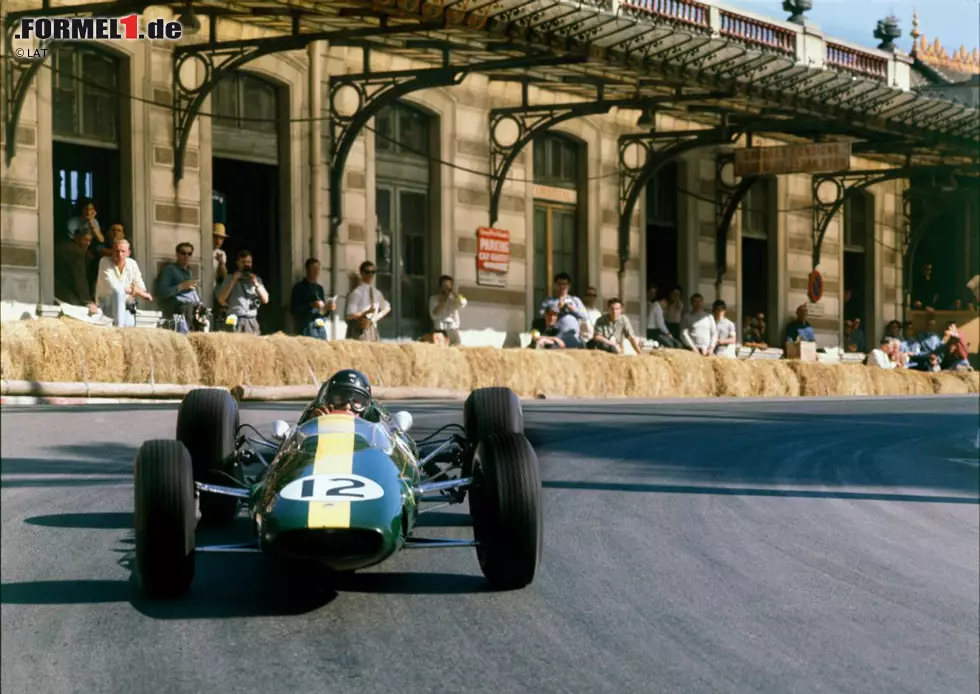 #6 Jim Clark 186 Runden (Mexiko und Südafrika 1963 sowie Monaco 1964): In derselben Saison setzt Jim Clark mit dem Lotus 25 zu einer noch längeren Serie von Führungsrunden am Stück an. Er feiert beim Grand Prix von Mexiko in Mexiko-Stadt von der Pole-Position einen Start/Ziel-Sieg und liefert beim Saisonfinale, dem Grand Prix von Südafrika in East London, eine Wiederholung dieser Performance ab. Die Winterpause kann Clarks Serie an Führungsrunden nicht unterbrechen. Beim Saisonauftakt 1964, dem Grand Prix von Monaco in Monte Carlo, startet er abermals von der Pole-Position und führt die ersten 36 Runden an. Dann aber muss der Schotte aufgrund von Leistungsverlust am Climax-Triebwerk seines Lotus die Führung an Dan Gurney (Brabham) abtreten. Ohne die volle Motorleistung beendet Clark das Rennen auf Platz vier. Foto zur News: #6 Jim Clark 186 Runden (Mexiko und Südafrika 1963 sowie Monaco 1964): In derselben Saison setzt Jim Clark mit dem Lotus 25 zu einer noch längeren Serie von Führungsrunden am Stück an. Er feiert beim Grand Prix von Mexiko in Mexiko-Stadt von der Pole-Position einen Start/Ziel-Sieg und liefert beim Saisonfinale, dem Grand Prix von Südafrika in East London, eine Wiederholung dieser Performance ab. Die Winterpause kann Clarks Serie an Führungsrunden nicht unterbrechen. Beim Saisonauftakt 1964, dem Grand Prix von Monaco in Monte Carlo, startet er abermals von der Pole-Position und führt die ersten 36 Runden an. Dann aber muss der Schotte aufgrund von Leistungsverlust am Climax-Triebwerk seines Lotus die Führung an Dan Gurney (Brabham) abtreten. Ohne die volle Motorleistung beendet Clark das Rennen auf Platz vier.