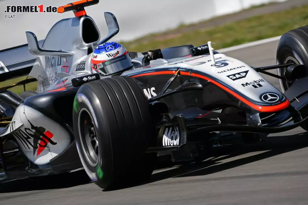 #8 Kimi Räikkönen 162 Runden (Spanien, Monaco und Europa 2005): Eine ganz ähnliche Serie wie Webber fünf Jahre später zeigt Kimi Räikkönen (McLaren) in der Saison 2005. Pole-Position und Start/Ziel-Sieg sowohl beim Grand Prix von Spanien in Barcelona als auch beim Grand Prix von Monaco in Monte Carlo. Beim Grand Prix von Europa auf dem Nürburgring startet Nick Heidfeld (Williams) von der Pole, doch es ist Räikkönen, der die ersten 18 Runden anführt. Die Serie des Finnen reißt während der Boxenstopps in Runde 19, als David Coulthard (Red Bull) für einen Umlauf das Kommando übernimmt. Im weiteren Rennverlauf bringt es Räikkönen auf 30 weitere Führungsrunden, bevor er eingangs der letzten Runde mit Aufhängungsbruch abfliegt. Foto zur News: #8 Kimi Räikkönen 162 Runden (Spanien, Monaco und Europa 2005): Eine ganz ähnliche Serie wie Webber fünf Jahre später zeigt Kimi Räikkönen (McLaren) in der Saison 2005. Pole-Position und Start/Ziel-Sieg sowohl beim Grand Prix von Spanien in Barcelona als auch beim Grand Prix von Monaco in Monte Carlo. Beim Grand Prix von Europa auf dem Nürburgring startet Nick Heidfeld (Williams) von der Pole, doch es ist Räikkönen, der die ersten 18 Runden anführt. Die Serie des Finnen reißt während der Boxenstopps in Runde 19, als David Coulthard (Red Bull) für einen Umlauf das Kommando übernimmt. Im weiteren Rennverlauf bringt es Räikkönen auf 30 weitere Führungsrunden, bevor er eingangs der letzten Runde mit Aufhängungsbruch abfliegt.
