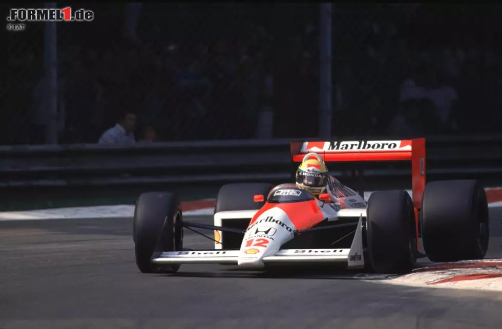 #2 Ayrton Senna 264 Runden (Großbritannien, Deutschland, Ungarn, Belgien und Italien 1988): Eine noch längere Serie an Führungsrunden in ununterbrochener Reihenfolge wird für Ayrton Senna bereits in der Saison 1988 notiert. Mit dem McLaren-Honda MP4/4 gewinnt der Brasilianer den Grand Prix von Großbritannien in Silverstone, den Grand Prix von Deutschland in Hockenheim, den Grand Prix von Ungarn in Budapest und den Grand Prix von Belgien in Spa-Francorchamps. Im verregneten Silverstone startet er für einmal nicht von der Pole, weshalb es 13 Runden dauert, bis er von Startplatz drei kommend die Führung innehat. Die Siege in Hockenheim, Budapest und Spa sind Start/Ziel-Siege von der Pole. Auch beim Grand Prix von Italien in Monza holt sich Senna den besten Startplatz, doch seine Sieges- und Führungsrunden-Serie reißt drei Umläufe vor Rennende. Beim Überrunden stolpert der Brasilianer über den Williams von Jean-Louis Schlesser. Platz drei und zwei in den Top 10 der meisten Führungsrunden am Stück gehören Senna, doch Platz eins hat ein anderer Fahrer inne. Foto zur News: #2 Ayrton Senna 264 Runden (Großbritannien, Deutschland, Ungarn, Belgien und Italien 1988): Eine noch längere Serie an Führungsrunden in ununterbrochener Reihenfolge wird für Ayrton Senna bereits in der Saison 1988 notiert. Mit dem McLaren-Honda MP4/4 gewinnt der Brasilianer den Grand Prix von Großbritannien in Silverstone, den Grand Prix von Deutschland in Hockenheim, den Grand Prix von Ungarn in Budapest und den Grand Prix von Belgien in Spa-Francorchamps. Im verregneten Silverstone startet er für einmal nicht von der Pole, weshalb es 13 Runden dauert, bis er von Startplatz drei kommend die Führung innehat. Die Siege in Hockenheim, Budapest und Spa sind Start/Ziel-Siege von der Pole. Auch beim Grand Prix von Italien in Monza holt sich Senna den besten Startplatz, doch seine Sieges- und Führungsrunden-Serie reißt drei Umläufe vor Rennende. Beim Überrunden stolpert der Brasilianer über den Williams von Jean-Louis Schlesser. Platz drei und zwei in den Top 10 der meisten Führungsrunden am Stück gehören Senna, doch Platz eins hat ein anderer Fahrer inne.