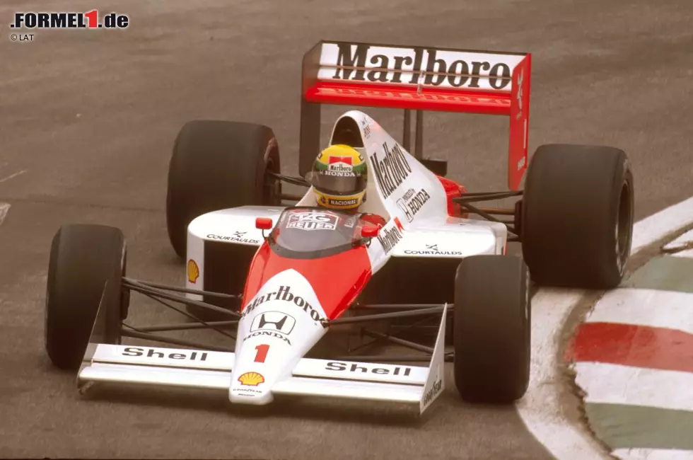#3 Ayrton Senna 237 Runden (San Marino, Monaco, Mexiko und USA 1989): Eine zwei Runden längere Führungsarbeit am Stück als Nigel Mansell 1992 zeigt dessen Bezwinger Ayrton Senna bereits drei Jahre zuvor. Dem Brasilianer gelingt mit dem McLaren-Honda MP4/5 das Kunststück, drei aufeinanderfolgende Rennen jeweils von der Pole-Position für jede einzelne Runden anzuführen: den Grand Prix von San Marino in Imola, den Grand Prix von Monaco in Monte Carlo und den Grand Prix von Mexiko in Mexiko-Stadt. In Imola steckt Teamkollege Alain Prost die Nase seines McLaren beim Neustart nach dem Unfall von Ferrari-Pilot Gerhard Berger zwar kurz in den Wind, doch Senna geht noch vor der nächsten Vorbeifahrt bei Start/Ziel wieder vorbei und beginnt damit die jahrelange Fehde mit dem Franzosen. Auch beim Grand Prix der USA in Phoenix holt sich Senna die Pole. Nachdem er die ersten 33 Runden angeführt hat, muss er mit Elektrikproblemen zunächst mitansehen, wie Prost vorbeigeht. Elf Runden später ist Sennas Rennen mit Elektrikdefekt gelaufen. Foto zur News: #3 Ayrton Senna 237 Runden (San Marino, Monaco, Mexiko und USA 1989): Eine zwei Runden längere Führungsarbeit am Stück als Nigel Mansell 1992 zeigt dessen Bezwinger Ayrton Senna bereits drei Jahre zuvor. Dem Brasilianer gelingt mit dem McLaren-Honda MP4/5 das Kunststück, drei aufeinanderfolgende Rennen jeweils von der Pole-Position für jede einzelne Runden anzuführen: den Grand Prix von San Marino in Imola, den Grand Prix von Monaco in Monte Carlo und den Grand Prix von Mexiko in Mexiko-Stadt. In Imola steckt Teamkollege Alain Prost die Nase seines McLaren beim Neustart nach dem Unfall von Ferrari-Pilot Gerhard Berger zwar kurz in den Wind, doch Senna geht noch vor der nächsten Vorbeifahrt bei Start/Ziel wieder vorbei und beginnt damit die jahrelange Fehde mit dem Franzosen. Auch beim Grand Prix der USA in Phoenix holt sich Senna die Pole. Nachdem er die ersten 33 Runden angeführt hat, muss er mit Elektrikproblemen zunächst mitansehen, wie Prost vorbeigeht. Elf Runden später ist Sennas Rennen mit Elektrikdefekt gelaufen.