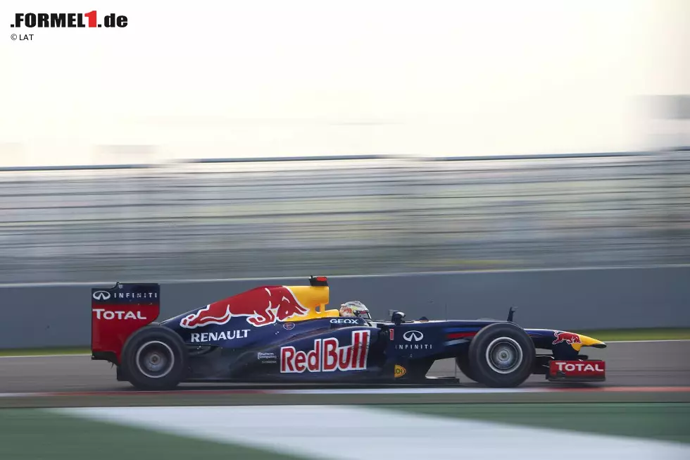 #5 Sebastian Vettel 205 Runden (Singapur, Japan, Südkorea und Indien 2012): War es in den 1960er-Jahren durchaus üblich, die Rennen ohne Boxenstopp zu absolvieren, so hat sich das Blatt um die Jahrtausendwende deutlich gewandelt. Umso bemerkenswerter ist es, dass es Sebastian Vettel (Red Bull) mit seiner in der Saison 2012 hingelegten Serie an Führungsrunden am Stück auf Platz fünf der Top-10-Liste geschafft hat. Der Deutsche führt beim Grand Prix von Singapur, von Startplatz drei gestartet, ab Runde 23 bis ins Ziel und verbucht damit 37 Führungsrunden. Den Grand Prix von Japan in Suzuka gewinnt Vettel von der Pole-Position ohne die Führung abzugeben. Auch beim Grand Prix von Südkorea in Yeongam wird er in jeder einzelnen Rennrunde als Spitzenreiter notiert, obwohl Teamkollege Mark Webber auf der Pole stand. Beim Grand Prix von Indien in Noida schiebt Vettel einen lupenreinen Start/Ziel-Sieg von der Pole nach, doch damit geht seine Serie zu Ende. Den anschließenden Grand Prix von Abu Dhabi nimmt der Deutsche aufgrund eines im Qualifying begangenen Regelverstoßes aus der Boxengasse in Angriff. Foto zur News: #5 Sebastian Vettel 205 Runden (Singapur, Japan, Südkorea und Indien 2012): War es in den 1960er-Jahren durchaus üblich, die Rennen ohne Boxenstopp zu absolvieren, so hat sich das Blatt um die Jahrtausendwende deutlich gewandelt. Umso bemerkenswerter ist es, dass es Sebastian Vettel (Red Bull) mit seiner in der Saison 2012 hingelegten Serie an Führungsrunden am Stück auf Platz fünf der Top-10-Liste geschafft hat. Der Deutsche führt beim Grand Prix von Singapur, von Startplatz drei gestartet, ab Runde 23 bis ins Ziel und verbucht damit 37 Führungsrunden. Den Grand Prix von Japan in Suzuka gewinnt Vettel von der Pole-Position ohne die Führung abzugeben. Auch beim Grand Prix von Südkorea in Yeongam wird er in jeder einzelnen Rennrunde als Spitzenreiter notiert, obwohl Teamkollege Mark Webber auf der Pole stand. Beim Grand Prix von Indien in Noida schiebt Vettel einen lupenreinen Start/Ziel-Sieg von der Pole nach, doch damit geht seine Serie zu Ende. Den anschließenden Grand Prix von Abu Dhabi nimmt der Deutsche aufgrund eines im Qualifying begangenen Regelverstoßes aus der Boxengasse in Angriff.