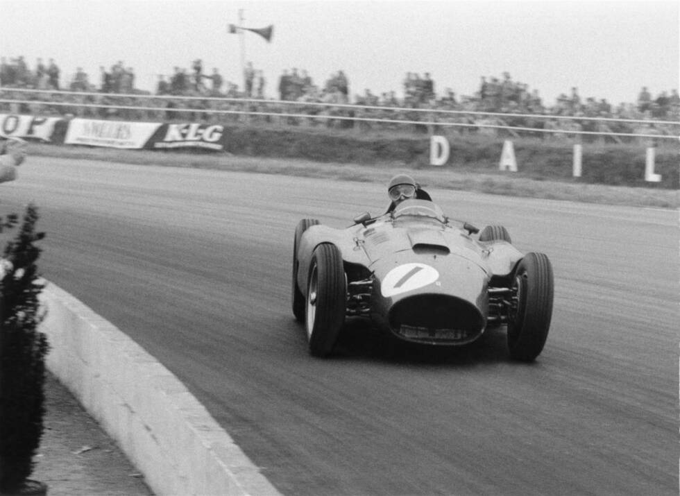 Foto zur News: #2 Juan Manuel Fangio 1956: Inklusive des Indy 500 umfasst die Saison acht Rennen. Wie schon Ascari 1952 und 1953, so lässt auch der Argentinier den US-Klassiker aus. Mit dem Ferrari D50 steht Fangio auf dem Weg zum vierten seiner fünf WM-Titel bei sieben Rennen sechsmal auf der Pole-Position: 85,71 Prozent. Doch selbst dieser Wert reicht in den Top 10 nur für Platz zwei.