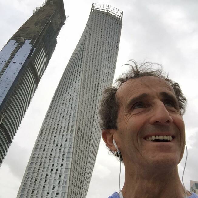 Foto zur News: Alain Prost beim Joggen in Dubai: So schlank wie heute, sagt der viermalige Weltmeister, war er nicht einmal zu seiner aktiven Zeit. &quot;Und da war er auch schon ziemlich fit&quot;, erinnert sich Ex-Kollege Marc Surer. Prost scherzt auf Twitter: &quot;Vielleicht der gleiche Architekt, der vor ein paar Jahren meine Nase gezeichnet hat?&quot;