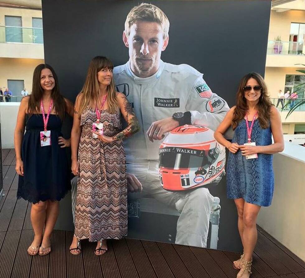 Foto zur News: Jenson Button genießt seinen letzten Grand Prix des Jahres und lädt seine Schwestern in den Paddock ein. Weil es bei McLaren-Honda sportlich sowieso nicht mehr um viel geht, liegen die &quot;Button Four&quot; noch am Sonntagmorgen vor dem Rennen gemeinsam am Strand.