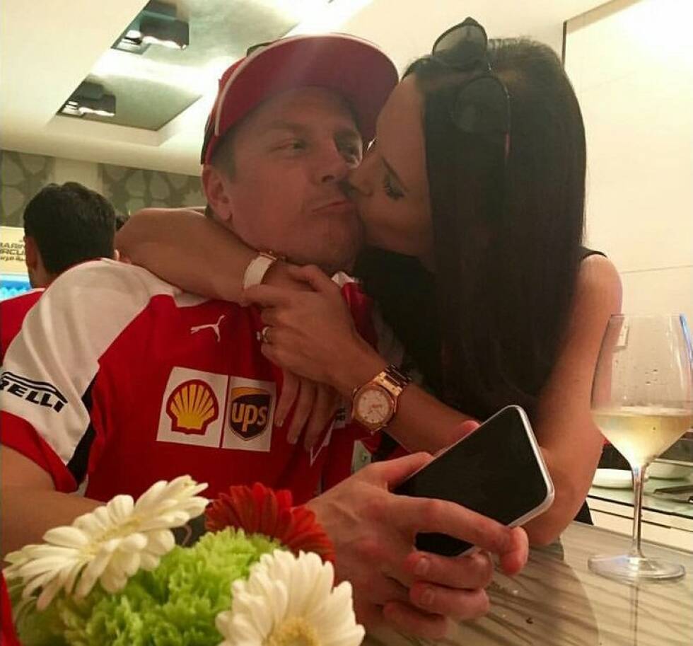 Foto zur News: Sieger in der &quot;finnischen WM&quot; 2015 wird aber Kimi Räikkönen: Der &quot;Iceman&quot; fährt im letzten Rennen auf das Podium und zieht so noch an Bottas vorbei auf Platz vier. Was ihm selbst wie so oft ziemlich egal ist, seiner Freundin Minttu Virtanen, mit der er den gemeinsamen Sohn Robin hat, aber nicht.