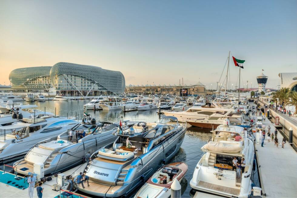 Foto zur News: Neben Monaco und Singapur ist Abu Dhabi inzwischen das dritte Society-Highlight des Formel-1-Kalenders. Der direkt neben dem Fahrerlager liegende Hafen ist Heimat der Reichen und Schönen mit ihren Jachten - und wird jede Nacht zur Partymeile, mit lauter Musik und betrunkenen Fans.