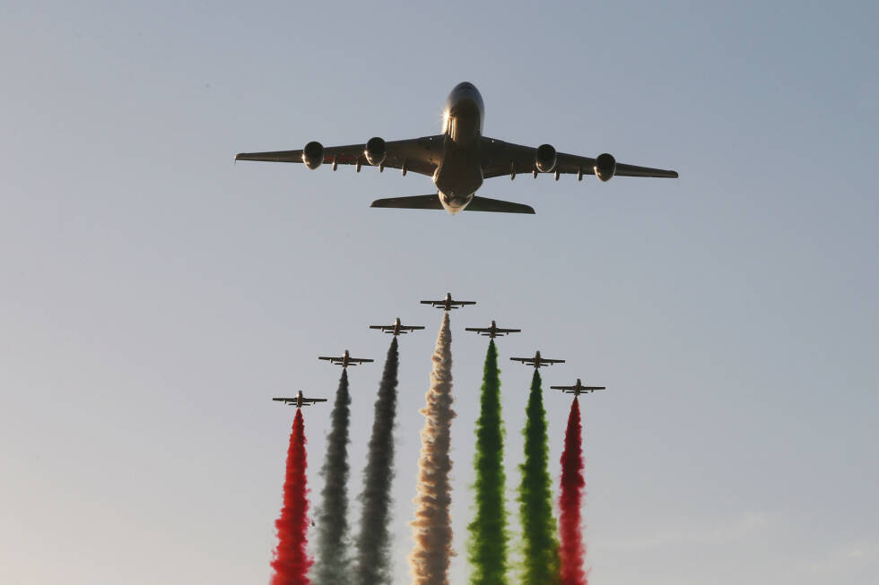Foto zur News: Der Airbus A380 von Grand-Prix-Sponsor Etihad ist in Abu Dhabi nichts Neues mehr, seine Begleitstaffel Al Fursan aber schon: Gleich sieben Aermacchi-MB-339NAT-Jets flankieren den &quot;Hauptact&quot; im diesjährigen Programm und ziehen eine Kerosinspur in den Farben der Vereinigten Arabischen Emirate. Denn die feiern ihren 44. Nationalfeiertag.