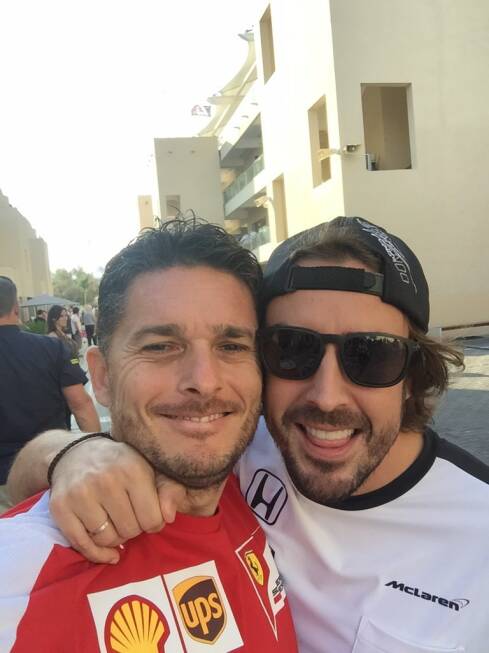 Foto zur News: Wir schließen die Backstage-Saison 2015 mit den zwei besten Selfies des Wochenendes. Erstens: Giancarlo Fisichella und Fernando Alonso. Die beiden ehemaligen Renault-Teamkollegen sind heute gut befreundet. Das war, wir erinnern uns, nicht immer so.