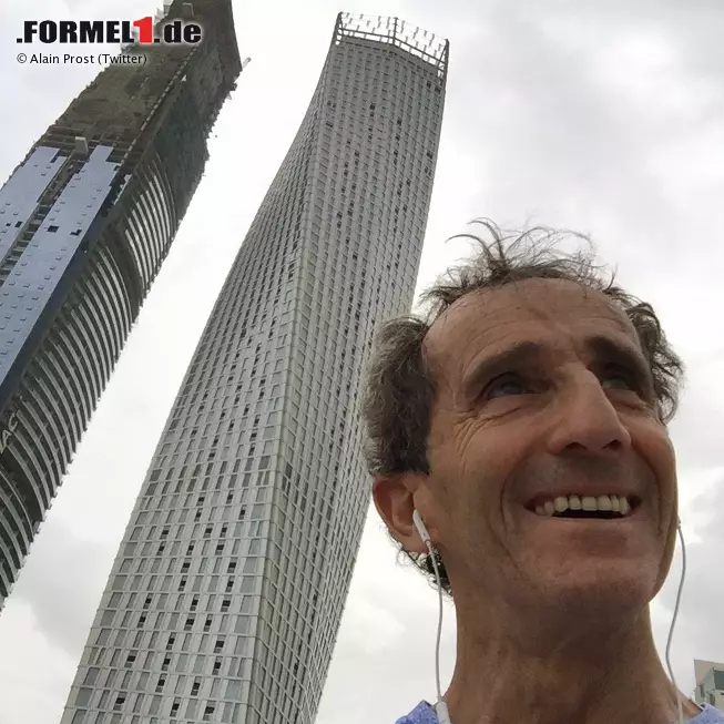 Foto zur News: Alain Prost beim Joggen in Dubai: So schlank wie heute, sagt der viermalige Weltmeister, war er nicht einmal zu seiner aktiven Zeit. &quot;Und da war er auch schon ziemlich fit&quot;, erinnert sich Ex-Kollege Marc Surer. Prost scherzt auf Twitter: &quot;Vielleicht der gleiche Architekt, der vor ein paar Jahren meine Nase gezeichnet hat?&quot;