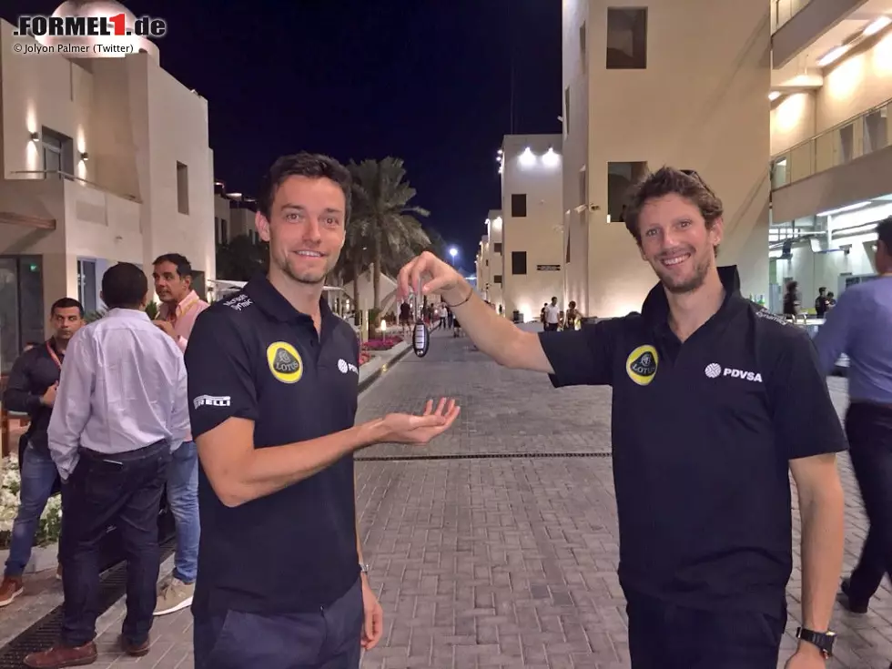 Der hier ist's jedenfalls nicht: Romain Grosjean übergibt sein Lotus-Cockpit an Jolyon Palmer, den Sohn des ehemaligen Formel-1-Piloten Jonathan Palmer. Der arbeitete nach seiner aktiven Karriere als TV-Kommentator, kontrolliert heute mit seiner Firma MotorSport Vision mehrere Rennstrecken, darunter auch Brands Hatch - und ist eigentlich gelernter Arzt. Foto zur News: Der hier ist's jedenfalls nicht: Romain Grosjean übergibt sein Lotus-Cockpit an Jolyon Palmer, den Sohn des ehemaligen Formel-1-Piloten Jonathan Palmer. Der arbeitete nach seiner aktiven Karriere als TV-Kommentator, kontrolliert heute mit seiner Firma MotorSport Vision mehrere Rennstrecken, darunter auch Brands Hatch - und ist eigentlich gelernter Arzt.