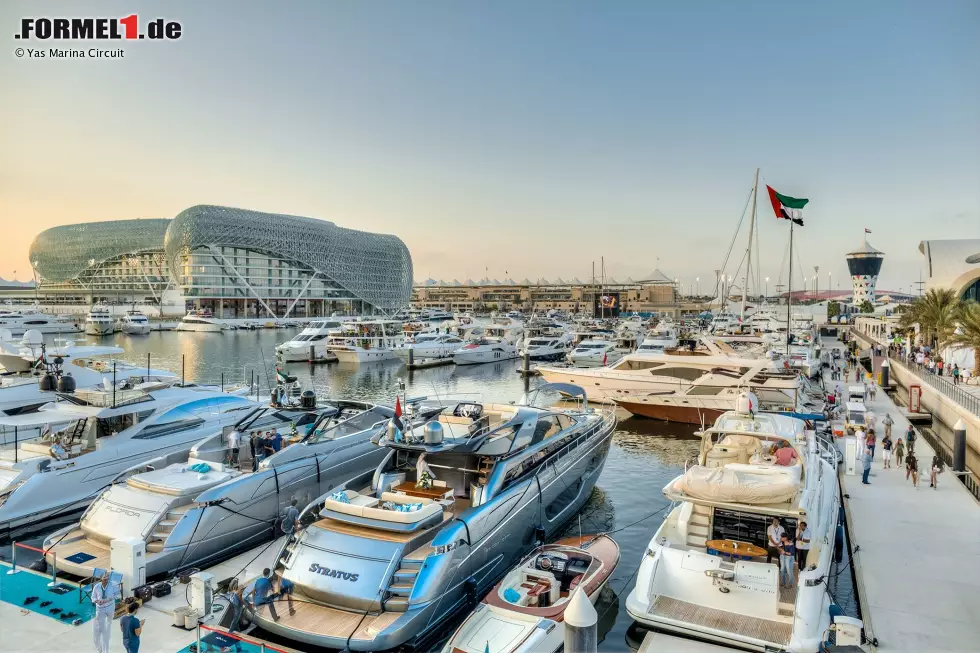 Neben Monaco und Singapur ist Abu Dhabi inzwischen das dritte Society-Highlight des Formel-1-Kalenders. Der direkt neben dem Fahrerlager liegende Hafen ist Heimat der Reichen und Schönen mit ihren Jachten - und wird jede Nacht zur Partymeile, mit lauter Musik und betrunkenen Fans. Foto zur News: Neben Monaco und Singapur ist Abu Dhabi inzwischen das dritte Society-Highlight des Formel-1-Kalenders. Der direkt neben dem Fahrerlager liegende Hafen ist Heimat der Reichen und Schönen mit ihren Jachten - und wird jede Nacht zur Partymeile, mit lauter Musik und betrunkenen Fans.