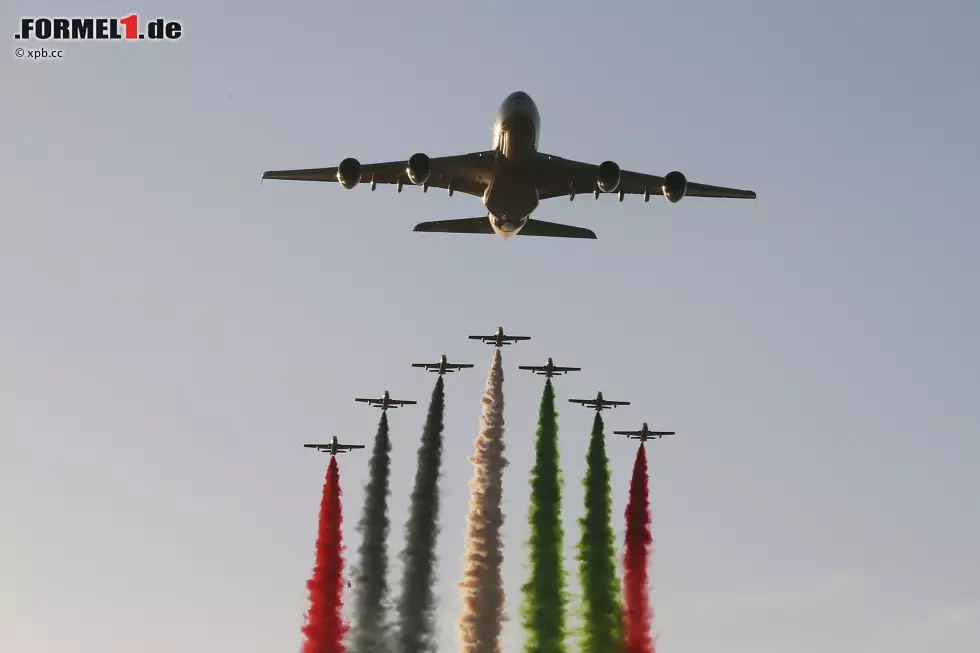 Der Airbus A380 von Grand-Prix-Sponsor Etihad ist in Abu Dhabi nichts Neues mehr, seine Begleitstaffel Al Fursan aber schon: Gleich sieben Aermacchi-MB-339NAT-Jets flankieren den "Hauptact" im diesjährigen Programm und ziehen eine Kerosinspur in den Farben der Vereinigten Arabischen Emirate. Denn die feiern ihren 44. Nationalfeiertag. Foto zur News: Der Airbus A380 von Grand-Prix-Sponsor Etihad ist in Abu Dhabi nichts Neues mehr, seine Begleitstaffel Al Fursan aber schon: Gleich sieben Aermacchi-MB-339NAT-Jets flankieren den "Hauptact" im diesjährigen Programm und ziehen eine Kerosinspur in den Farben der Vereinigten Arabischen Emirate. Denn die feiern ihren 44. Nationalfeiertag.