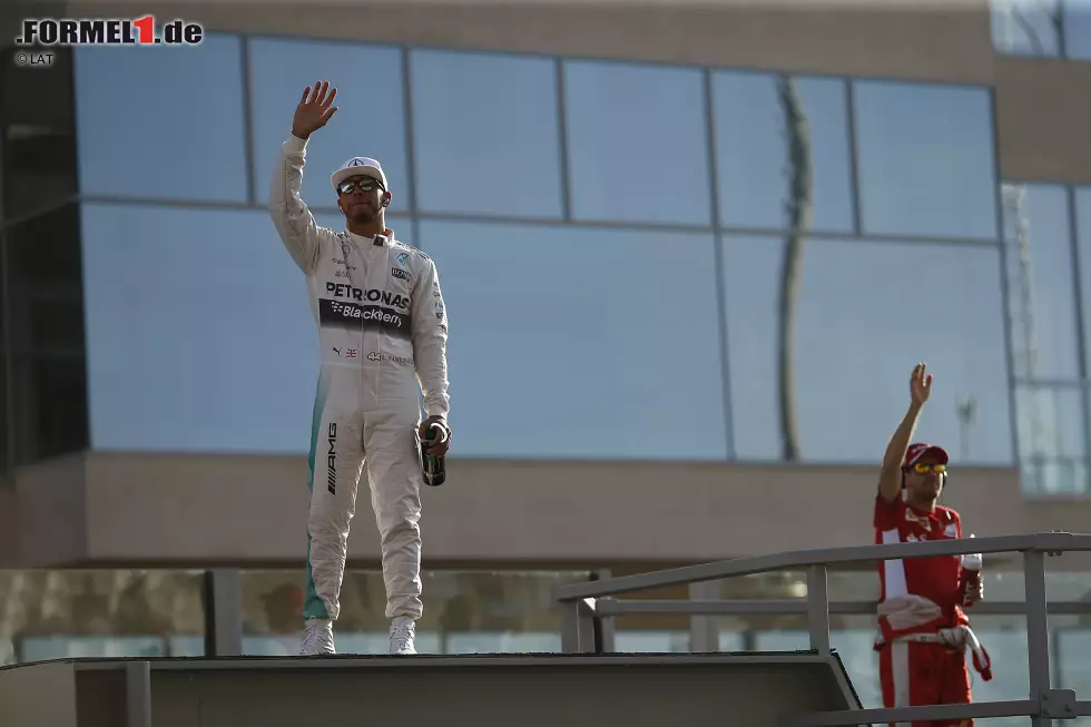 Man kann ihn mögen oder auch nicht, kalt lässt er jedenfalls keinen. Dass Lewis Hamilton bei der Fahrerparade den Truck zu seiner persönlichen Weltmeister-Bühne umfunktioniert, während alle anderen brav auf der Ladefläche stehen, ist seinen Kollegen wahrscheinlich egal. Der eine oder andere TV-Kommentator kann sich eine Bemerkung dazu aber nicht verkneifen. Foto zur News: Man kann ihn mögen oder auch nicht, kalt lässt er jedenfalls keinen. Dass Lewis Hamilton bei der Fahrerparade den Truck zu seiner persönlichen Weltmeister-Bühne umfunktioniert, während alle anderen brav auf der Ladefläche stehen, ist seinen Kollegen wahrscheinlich egal. Der eine oder andere TV-Kommentator kann sich eine Bemerkung dazu aber nicht verkneifen.