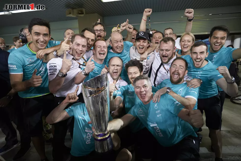 Auch beim Mercedes-Team ist der Jubel groß. "Dass die Jungs zum Saisonende eine ordentliche Party feiern können, freut mich am meisten", jubelt Rosberg und kündigt an: "Ich feiere mit." Toto Wolff legt noch einen drauf: "Mit scharfem Alkohol!" Und zwar bei der Amber-Lounge-Party von Sonia Irvine. Foto zur News: Auch beim Mercedes-Team ist der Jubel groß. "Dass die Jungs zum Saisonende eine ordentliche Party feiern können, freut mich am meisten", jubelt Rosberg und kündigt an: "Ich feiere mit." Toto Wolff legt noch einen drauf: "Mit scharfem Alkohol!" Und zwar bei der Amber-Lounge-Party von Sonia Irvine.