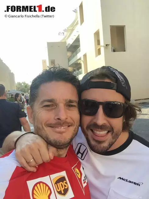 Wir schließen die Backstage-Saison 2015 mit den zwei besten Selfies des Wochenendes. Erstens: Giancarlo Fisichella und Fernando Alonso. Die beiden ehemaligen Renault-Teamkollegen sind heute gut befreundet. Das war, wir erinnern uns, nicht immer so. Foto zur News: Wir schließen die Backstage-Saison 2015 mit den zwei besten Selfies des Wochenendes. Erstens: Giancarlo Fisichella und Fernando Alonso. Die beiden ehemaligen Renault-Teamkollegen sind heute gut befreundet. Das war, wir erinnern uns, nicht immer so.