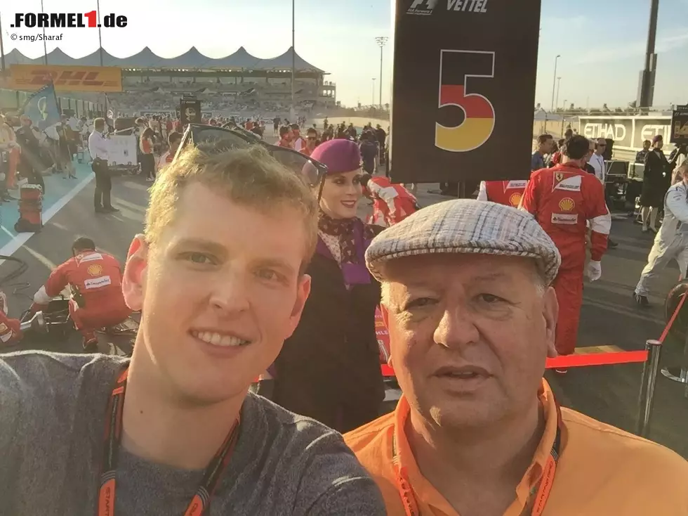 Ein Herz und eine Seele sind hingegen unsere Vor-Ort-Reporter Dominik Sharaf und Dieter Rencken, hier in der Startaufstellung vor dem Rennen. Aber damit ist die Arbeit noch nicht getan: erst malgeht's weiter nach Kuala Lumpur, zu Interviews mit den Mercedes-Weltmeistern. Aber wir wünschen unseren Backstage-Lesern an dieser Stelle jetzt schon frohe Weihnachten! Foto zur News: Ein Herz und eine Seele sind hingegen unsere Vor-Ort-Reporter Dominik Sharaf und Dieter Rencken, hier in der Startaufstellung vor dem Rennen. Aber damit ist die Arbeit noch nicht getan: erst malgeht's weiter nach Kuala Lumpur, zu Interviews mit den Mercedes-Weltmeistern. Aber wir wünschen unseren Backstage-Lesern an dieser Stelle jetzt schon frohe Weihnachten!