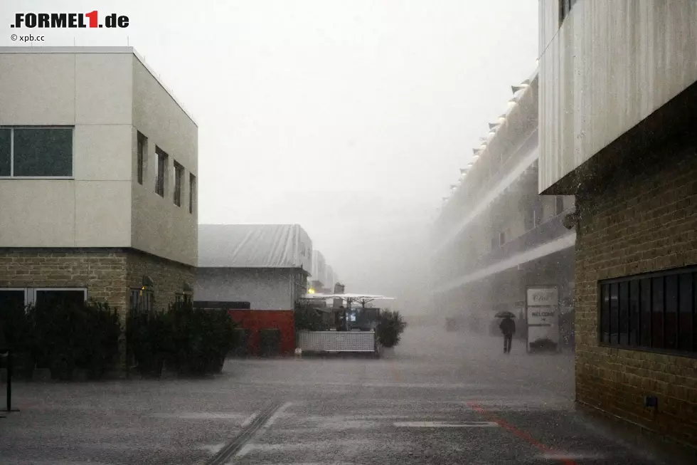 Faustregel: Wenn man vom Media-Center aus das andere Ende des Paddocks nicht mehr sehen kann, dann sollte die Session vielleicht abgesagt werden. Denkt sich die FIA und cancelt nach dem zweiten Freien Training auch das (Samstags-)Qualifying. Foto zur News: Faustregel: Wenn man vom Media-Center aus das andere Ende des Paddocks nicht mehr sehen kann, dann sollte die Session vielleicht abgesagt werden. Denkt sich die FIA und cancelt nach dem zweiten Freien Training auch das (Samstags-)Qualifying.