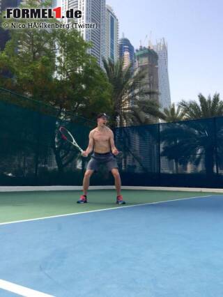 Foto zur News: Tennis in der Wüstenhitze von Bahrain: Spätestens jetzt ist allen klar, warum Nico Hülkenberg "The Hulk" genannt wird. Nur die grüne Farbe fehlt noch.