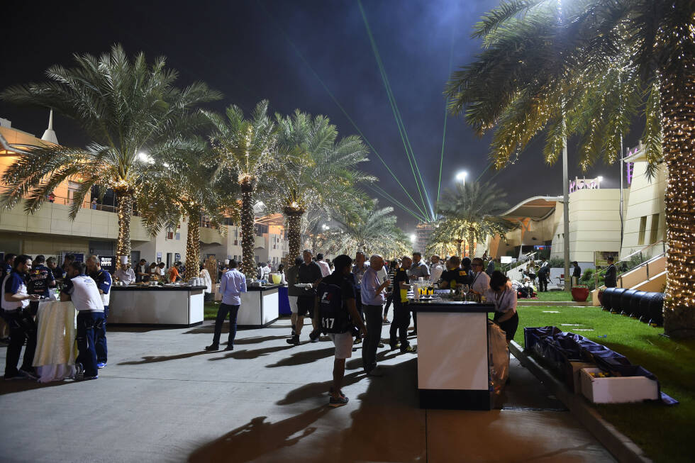 Foto zur News: Man bemüht sich in Bahrain redlich, die politische Lage im Land möglichst klein zu halten - und veranstaltet einen Grand Prix, der bei der Formel-1-Community gut ankommt. Nicht nur wegen des Paddock-Barbecues am Freitagabend.