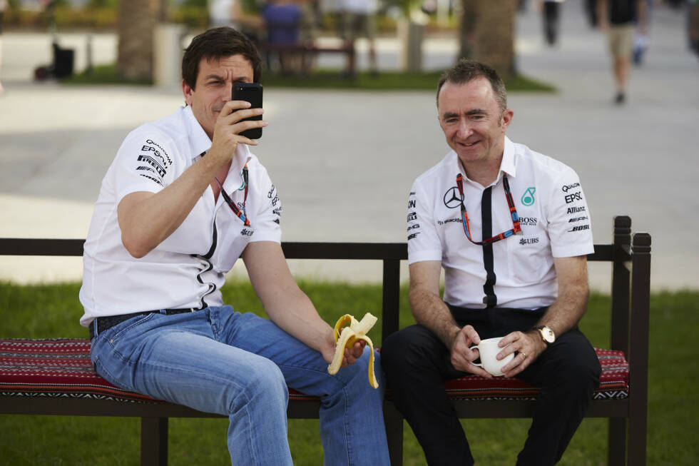 Foto zur News: Eine Tasse Kaffee für Paddy Lowe, eine Banane für Toto Wolff: Die Mercedes-Bosse sind so relaxt, dass ein Selfie im gemütlichen Bahrain-Paddock jederzeit drin ist.