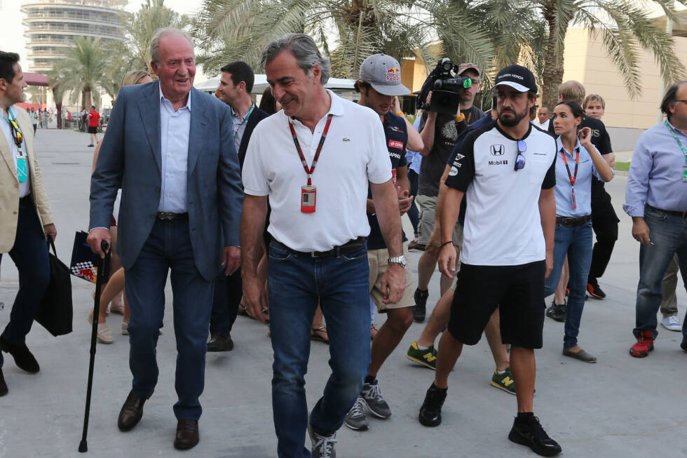 Foto zur News: Spanische Top-Prominenz unter sich: König Juan Carlos, Carlos Sainz (Senior und Junior) und Fernando Alonso. Trotz des royalen Besuchs gibt es in Bahrain für die spanische Fraktion keinen einzigen WM-Punkt.