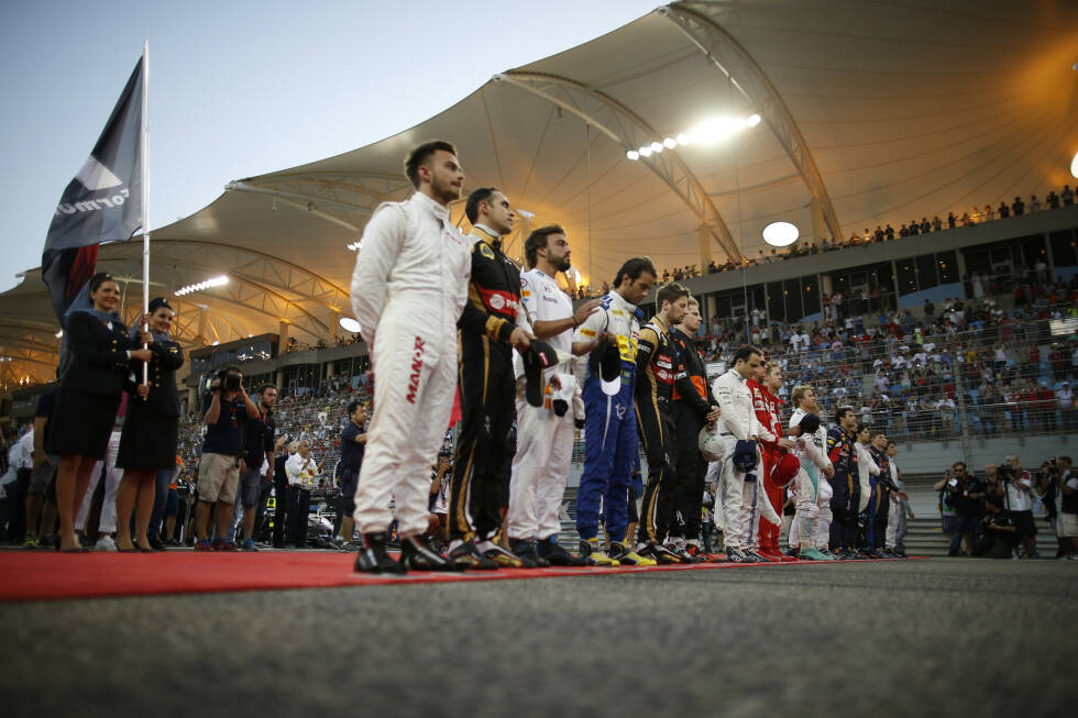Foto zur News: Andächtig: Seit Texas 2014 stehen alle stramm, wenn die Nationalhymne des Gastgeberlandes gespielt wird. In Bahrain übrigens vor 32.000 Zuschauern am Renntag.