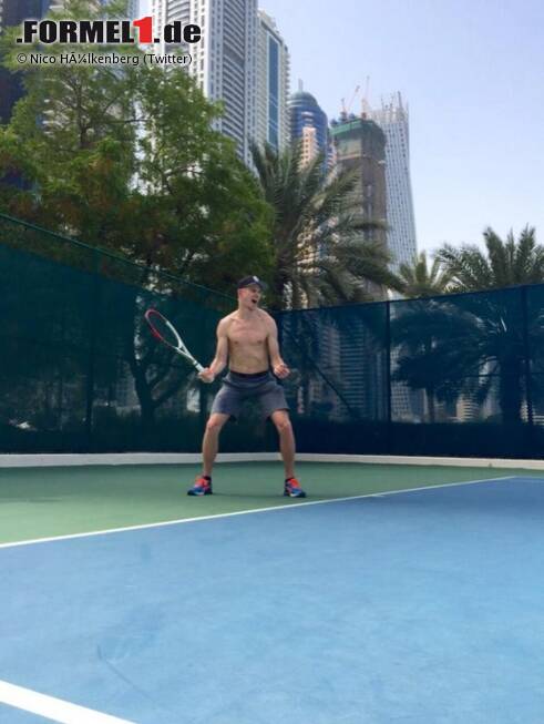 Foto zur News: Tennis in der Wüstenhitze von Bahrain: Spätestens jetzt ist allen klar, warum Nico Hülkenberg &quot;The Hulk&quot; genannt wird. Nur die grüne Farbe fehlt noch.