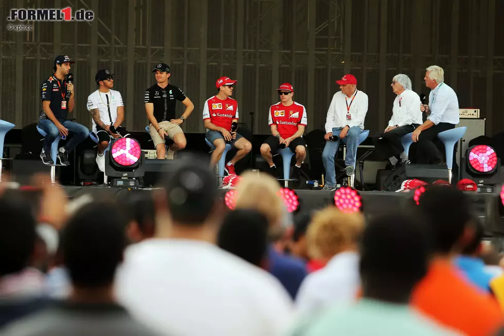 Hochkarätige Fragerunde für die Fans hinter der Haupttribüne: Nicht nur fahrende Stars wie Lewis Hamilton und Sebastian Vettel stehen Rede und Antwort, sondern auch Bernie Ecclestone himself. Davon könnte man sich auch in Deutschland eine Scheibe abschneiden. Foto zur News: Hochkarätige Fragerunde für die Fans hinter der Haupttribüne: Nicht nur fahrende Stars wie Lewis Hamilton und Sebastian Vettel stehen Rede und Antwort, sondern auch Bernie Ecclestone himself. Davon könnte man sich auch in Deutschland eine Scheibe abschneiden.