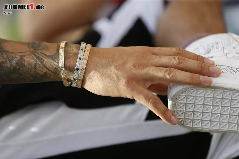 Apropos Goldschmuck: Sebastian Vettel hätte von Lewis Hamilton lieber dessen Mercedes-PS als die Accessoires. "Die stehen mir glaube ich nicht", sagt er der 'Bild'-Zeitung. Foto zur News: Apropos Goldschmuck: Sebastian Vettel hätte von Lewis Hamilton lieber dessen Mercedes-PS als die Accessoires. "Die stehen mir glaube ich nicht", sagt er der 'Bild'-Zeitung.
