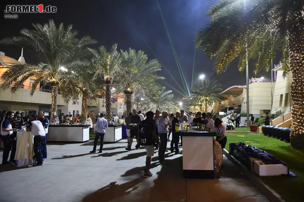 Man bemüht sich in Bahrain redlich, die politische Lage im Land möglichst klein zu halten - und veranstaltet einen Grand Prix, der bei der Formel-1-Community gut ankommt. Nicht nur wegen des Paddock-Barbecues am Freitagabend. Foto zur News: Man bemüht sich in Bahrain redlich, die politische Lage im Land möglichst klein zu halten - und veranstaltet einen Grand Prix, der bei der Formel-1-Community gut ankommt. Nicht nur wegen des Paddock-Barbecues am Freitagabend.