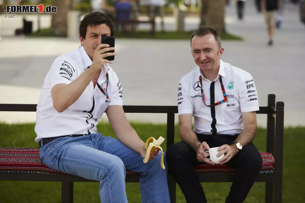 Eine Tasse Kaffee für Paddy Lowe, eine Banane für Toto Wolff: Die Mercedes-Bosse sind so relaxt, dass ein Selfie im gemütlichen Bahrain-Paddock jederzeit drin ist. Foto zur News: Eine Tasse Kaffee für Paddy Lowe, eine Banane für Toto Wolff: Die Mercedes-Bosse sind so relaxt, dass ein Selfie im gemütlichen Bahrain-Paddock jederzeit drin ist.