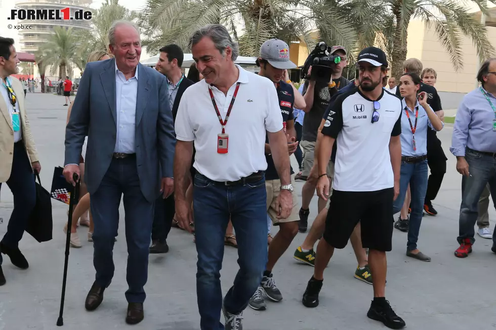 Spanische Top-Prominenz unter sich: König Juan Carlos, Carlos Sainz (Senior und Junior) und Fernando Alonso. Trotz des royalen Besuchs gibt es in Bahrain für die spanische Fraktion keinen einzigen WM-Punkt. Foto zur News: Spanische Top-Prominenz unter sich: König Juan Carlos, Carlos Sainz (Senior und Junior) und Fernando Alonso. Trotz des royalen Besuchs gibt es in Bahrain für die spanische Fraktion keinen einzigen WM-Punkt.