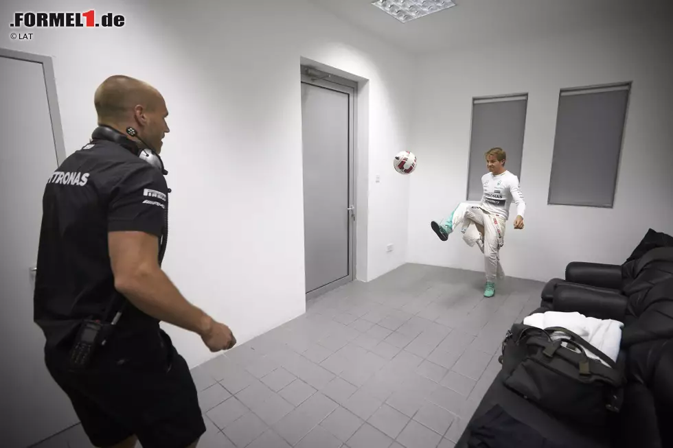 Warmup im Fahrerkämmerchen: Nico Rosberg frönt mit Physio Daniel Schlösser seinem Lieblingshobby, dem Fußballspielen. Zumindest das kann er besser als sein Teamkollege... Foto zur News: Warmup im Fahrerkämmerchen: Nico Rosberg frönt mit Physio Daniel Schlösser seinem Lieblingshobby, dem Fußballspielen. Zumindest das kann er besser als sein Teamkollege...