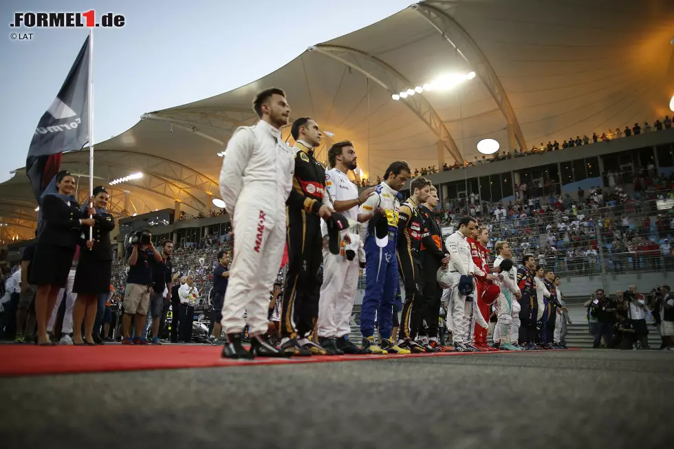 Foto zur News: Andächtig: Seit Texas 2014 stehen alle stramm, wenn die Nationalhymne des Gastgeberlandes gespielt wird. In Bahrain übrigens vor 32.000 Zuschauern am Renntag.