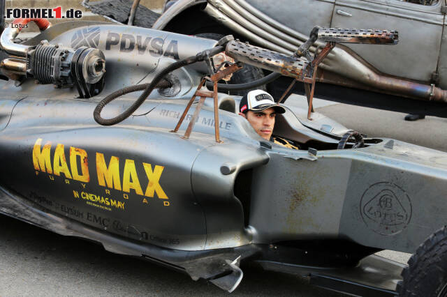 Foto zur News: Wasteland kommt nach Barcelona: "Mad Pastor" in einem Formel-1-Lotus für eine postapokalyptische Weltmeisterschaft, mit dem die Werbetrommel für den neuen "Mad-Max"-Film gerührt werden soll. Schade nur, dachten sich viele TV-Kommentatoren, dass es im Rennen nicht zu einer Kollision eines Lotus-Fahrers mit Max Verstappen gekommen ist - die passenden Wortspiele waren schon notiert.