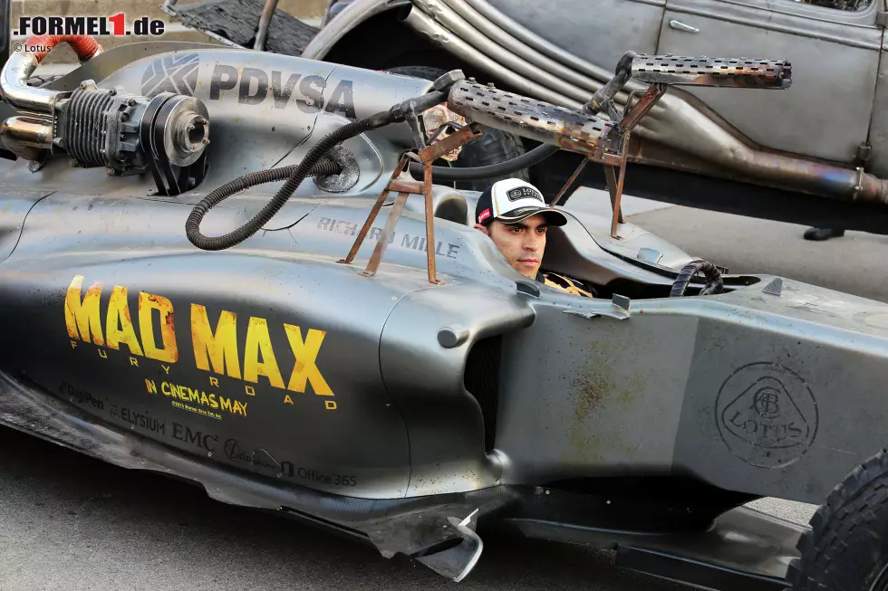 Foto zur News: Wasteland kommt nach Barcelona: &quot;Mad Pastor&quot; in einem Formel-1-Lotus für eine postapokalyptische Weltmeisterschaft, mit dem die Werbetrommel für den neuen &quot;Mad-Max&quot;-Film gerührt werden soll. Schade nur, dachten sich viele TV-Kommentatoren, dass es im Rennen nicht zu einer Kollision eines Lotus-Fahrers mit Max Verstappen gekommen ist - die passenden Wortspiele waren schon notiert.