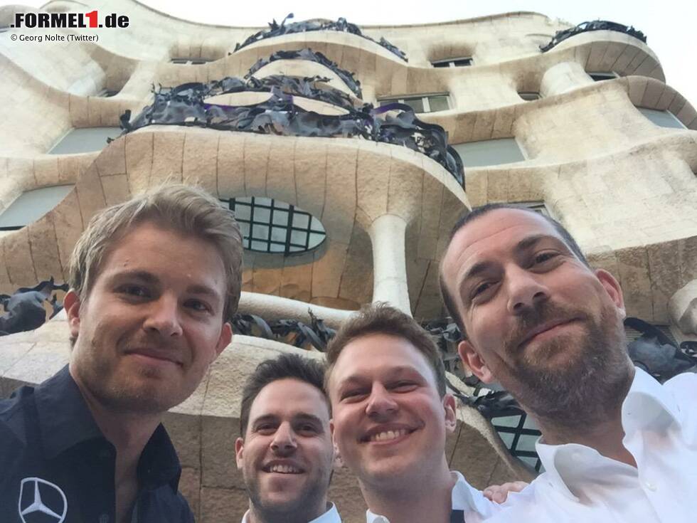 Foto zur News: Endlich Nico: Das Team Rosberg hat in Barcelona eine Mords-Gaudi (mit Gaudi, dem Architekten) und feiert die erste Pole-Position der Formel-1-Saison 2015. Längst überfällig!