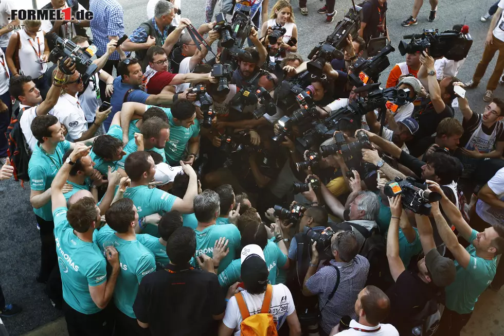 Foto zur News: Und nach der ersten Pole folgt sogleich der erste Sieg. Beim Jubelfoto tummeln sich mehr Fotografen als Mercedes-Mechaniker rund um Nico.