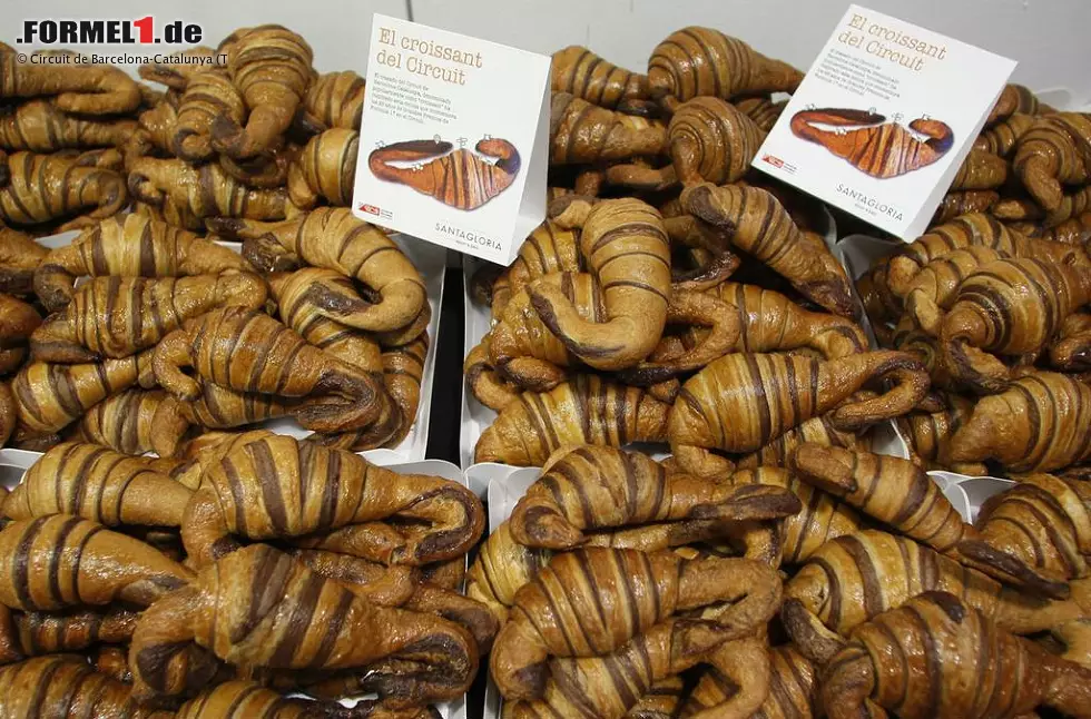 Originelles Frühstück für die Schreiberlinge: Im Media-Center legen die Organisatoren Schokocroissants in der Form des Circuit de Barcelona-Catalunya auf. Dafür lassen manche Kollegen sogar das Bircher-Müsli bei Sauber und den Cappuccino bei Ferrari sausen. Foto zur News: Originelles Frühstück für die Schreiberlinge: Im Media-Center legen die Organisatoren Schokocroissants in der Form des Circuit de Barcelona-Catalunya auf. Dafür lassen manche Kollegen sogar das Bircher-Müsli bei Sauber und den Cappuccino bei Ferrari sausen.