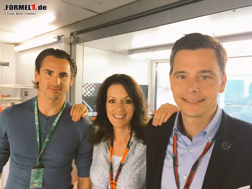 Einer fehlt in Barcelona: Marc Surer, nach seinem schweren Reitunfall. Ersetzt wird er abwechselnd von den Ersatzfahrern Adrian Sutil (Williams) und Pascal Wehrlein (Mercedes). Das Surer-Comeback in der Kommentatoren-Box ist für Monaco geplant. Foto zur News: Einer fehlt in Barcelona: Marc Surer, nach seinem schweren Reitunfall. Ersetzt wird er abwechselnd von den Ersatzfahrern Adrian Sutil (Williams) und Pascal Wehrlein (Mercedes). Das Surer-Comeback in der Kommentatoren-Box ist für Monaco geplant.