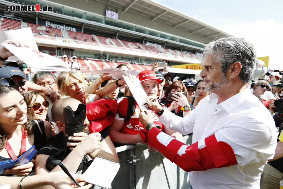 Berger würde der Formel 1 mit seinem Charisma gut tun, genau wie Ferrari-Boss Maurizio Arrivabene. Der kommt mit Schiene nach Barcelona und stöhnt nach dem Rennen: "Mehr weh getan als mein Arm hat nur der Rückstand auf Mercedes!" Foto zur News: Berger würde der Formel 1 mit seinem Charisma gut tun, genau wie Ferrari-Boss Maurizio Arrivabene. Der kommt mit Schiene nach Barcelona und stöhnt nach dem Rennen: "Mehr weh getan als mein Arm hat nur der Rückstand auf Mercedes!"