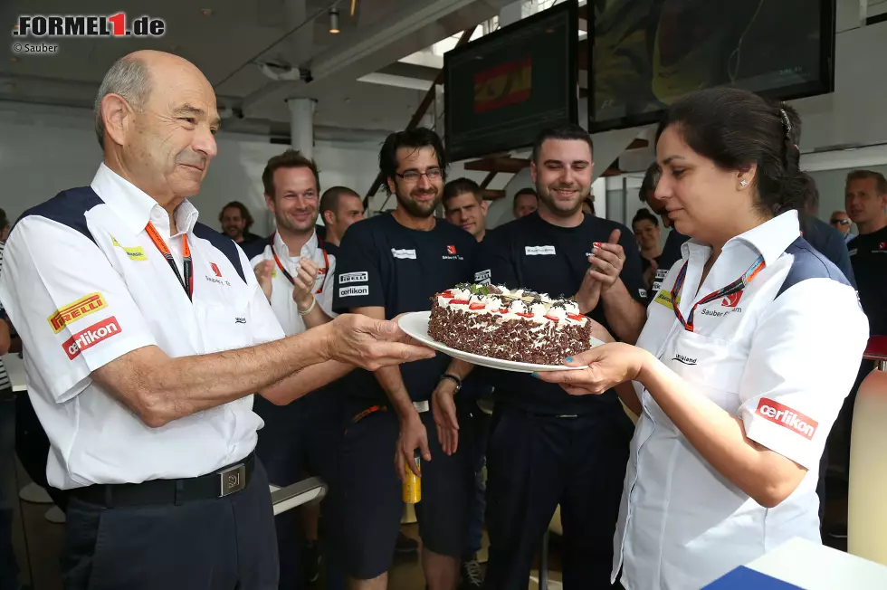 Happy birthday, Monisha! Die Sauber-Chefin feiert in Barcelona ihren 44. Geburtstag - bekommt von ihren Fahrern aber keine WM-Punkte geschenkt. Die Torte aus den Händen ihres Partners Peter Sauber muss reichen. Foto zur News: Happy birthday, Monisha! Die Sauber-Chefin feiert in Barcelona ihren 44. Geburtstag - bekommt von ihren Fahrern aber keine WM-Punkte geschenkt. Die Torte aus den Händen ihres Partners Peter Sauber muss reichen.
