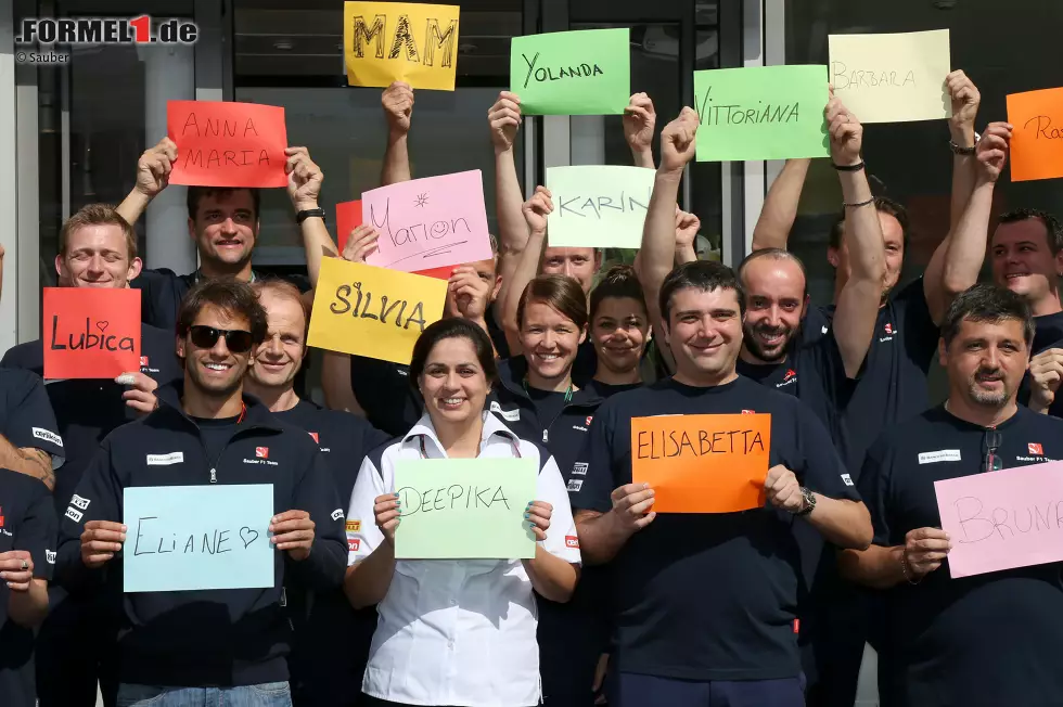 Nette Geste zum Muttertag: Die Sauber-Mitarbeiter schreiben die Namen ihrer Mütter auf und halten diese in die Kamera. Auch Sieger Nico Rosberg und Sebastian Vettel lassen via TV grüßen. Foto zur News: Nette Geste zum Muttertag: Die Sauber-Mitarbeiter schreiben die Namen ihrer Mütter auf und halten diese in die Kamera. Auch Sieger Nico Rosberg und Sebastian Vettel lassen via TV grüßen.