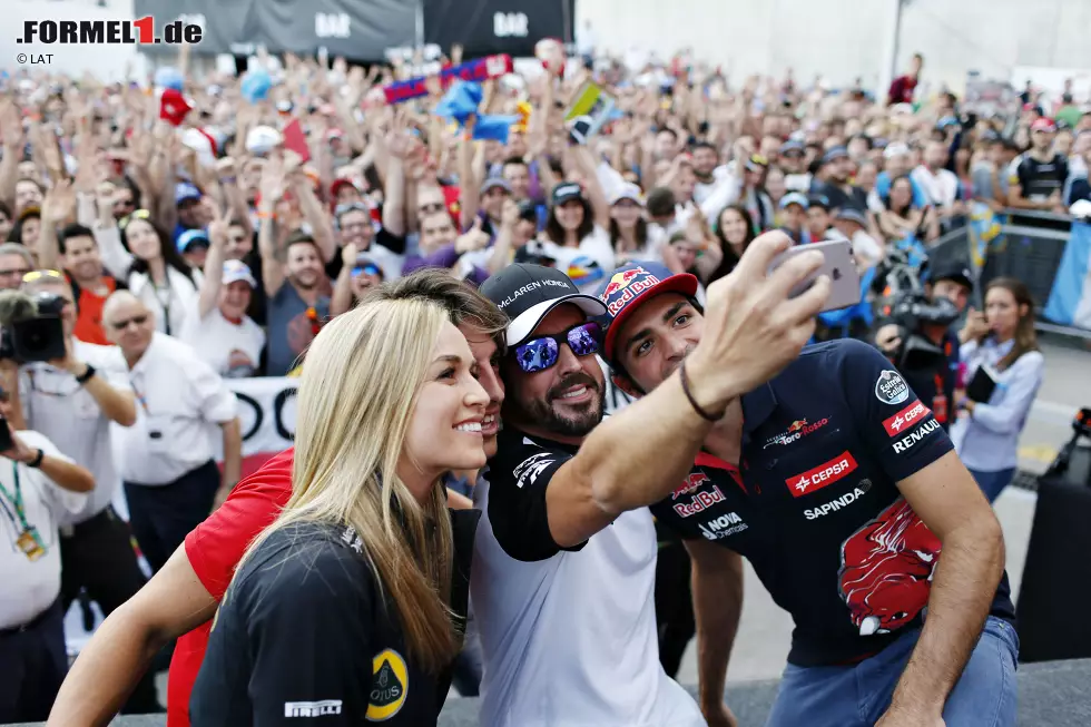 Vor ein paar Jahren waren's noch 140.000, jetzt kommen nur noch 80.000 Fans zum Rennen nach Barcelona. Aber die feiern ihre Helden weiterhin stürmisch: Selfie mit den spanischen Stars Carmen Jorda, Roberto Merhi, Fernando Alonso und Carlos Sainz. Letzterer holt sogar zwei WM-Punkte. Immerhin. Foto zur News: Vor ein paar Jahren waren's noch 140.000, jetzt kommen nur noch 80.000 Fans zum Rennen nach Barcelona. Aber die feiern ihre Helden weiterhin stürmisch: Selfie mit den spanischen Stars Carmen Jorda, Roberto Merhi, Fernando Alonso und Carlos Sainz. Letzterer holt sogar zwei WM-Punkte. Immerhin.