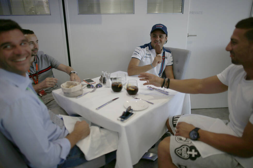 Foto zur News: Also muss Abhilfe gegen die Hitze geschafft werden. Felipe Massa gönnt sich ein Magnum-Eis, wie es bei Lotus dank Sponsor Unilever gratis angeboten wird. Ob er wohl einen weniger auffälligen Dieb in die benachbarte Hospitality geschickt hat?
