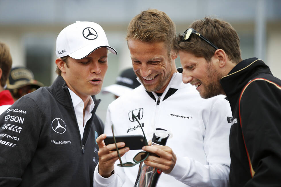 Foto zur News: Boys just wanna have fun: Wer sagt, dass Formel-1-Fahrer heutzutage keinen Spaß mehr haben? Jenson Button teilt, worüber er auch immer gerade lachen mag, mit Nico Rosberg und Romain Grosjean. Man hat das Gefühl: Die Fahrer wachsen unter GPDA-Direktor Alexander Wurz wieder enger zusammen.