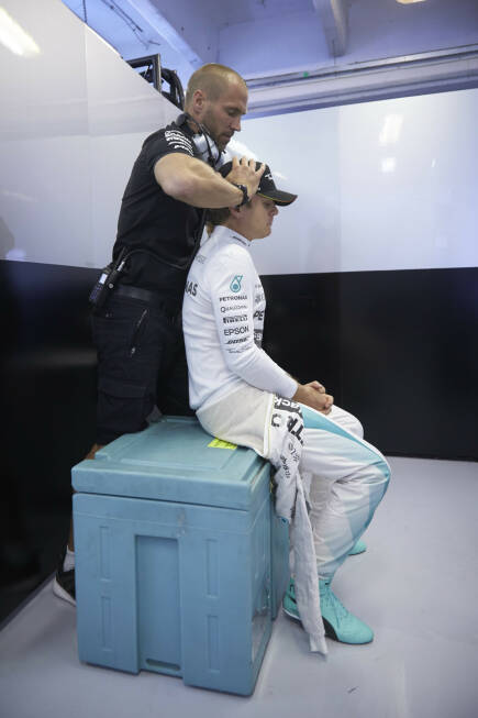 Foto zur News: Für ihn hingegen nicht - knapp vorbei ist auch daneben! Aber an der perfekten physiotherapeutischen Vorbereitung durch seinen Coach Daniel Schlösser lag&#039;s nicht, dass Nico Rosberg den möglichen Sieg verschenkt hat.