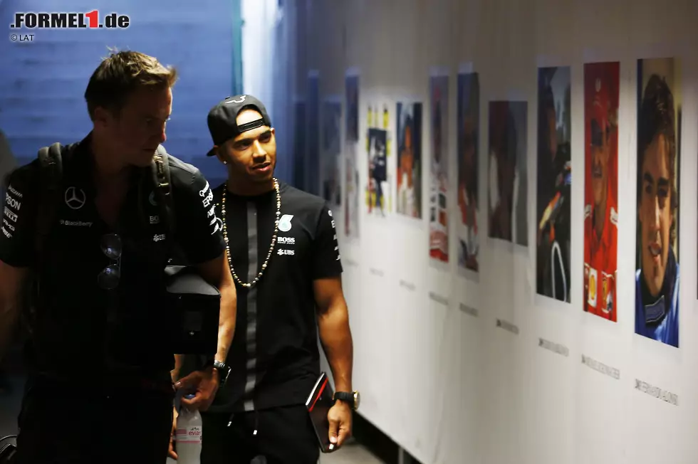 Foto zur News: Echt hingegen Hamiltons Lächeln beim Durchgang, der in den Paddock führt. Denn dort hängen Porträts aller bisherigen Ungarn-Sieger - und auf dem Hungaroring hat er selbst schon viermal gewonnen.